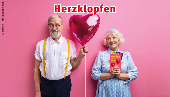 &Auml;lteres Paar mit Herz-Luftballon und Gl&uuml;ckskarte wirft sich verliebte Blicke zu