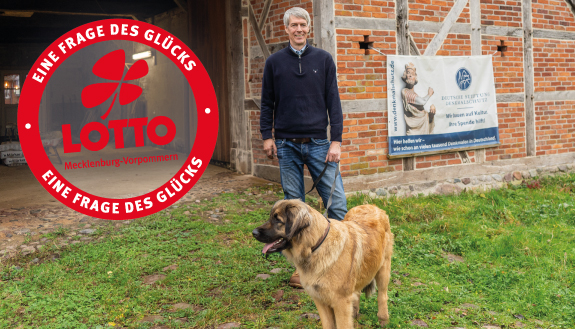 Manfred Oldenburg mit H&uuml;ndin Alberta vor dem Fachhallenhaus Hufe VII