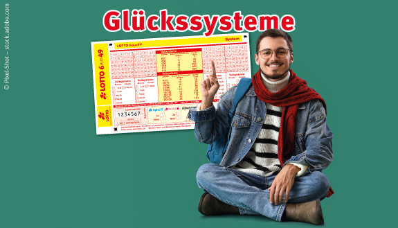 L&auml;chelnder junger Mann im Schneidersitz zeigt auf &uuml;bergro&szlig;en LOTTO-Systemschein