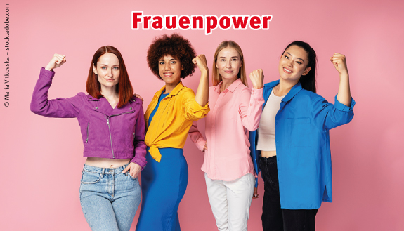 Frauentag: Vier selbstbewusste Frauen zeigen Armmuskeln.