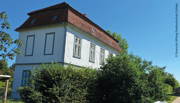 Font&auml;nenhaus: Altes, wei&szlig;es Fachwerkhaus in Ludwigslust