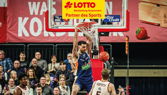 Spieler der Rostock Seawolves wirft Korb.