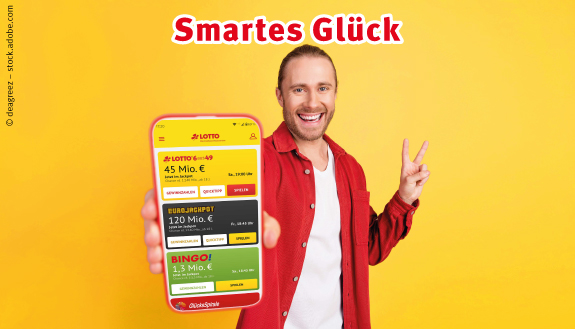 Lachender Mann mit rotem Hemd zeigt Smartphone mit LOTTO MV APP.