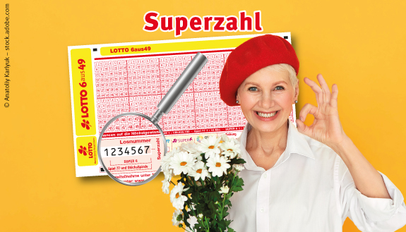 Lachende Frau mit roter Baskenm&uuml;tze, Blumenstrau&szlig; und LOTTO-Spielschein.