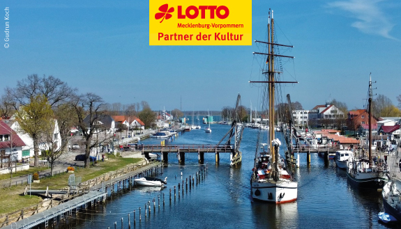 Traditionelle Schiffe und Gro&szlig;segler beim Maritimen Saisonauftakt