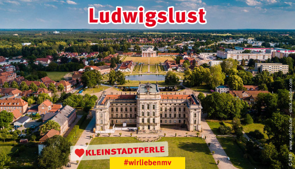 Luftaufnahme vom Ludwigsluster Schloss und Umgebung bei strahlendem Wetter