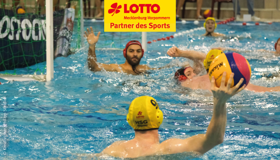 Spielszene beim Wasserball: Spieler beim Wurf und in der Verteidigung