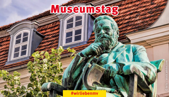 Fritz-Reuter-Denkmal vor dem Literaturmuseum in Stavenhagen