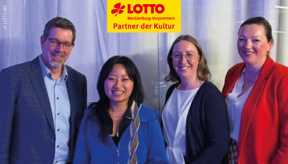 Gruppenbild mit FILMKUNSTFEST MV-Gewinnerin Chen Emilie Yan 
