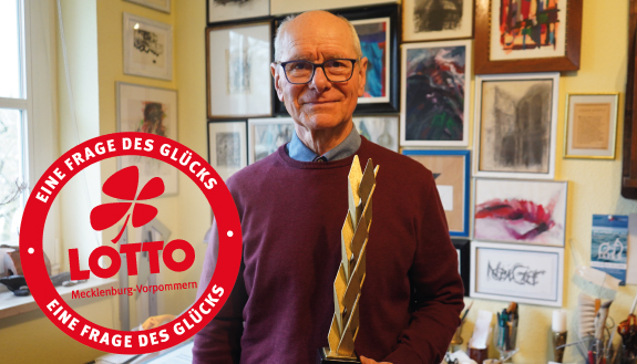 K&uuml;nstler Josef A. Kutschera mit dem LOTTO MV-Preis in der Hand