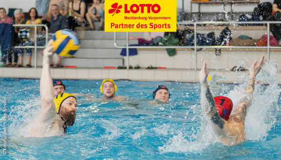 Spielszene beim Wasserball: Spieler beim Wurf und in der Verteidigung