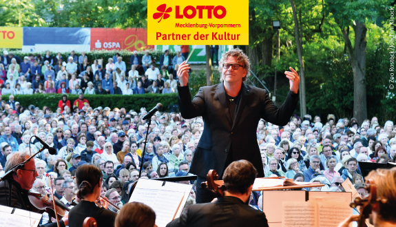 Dirigent Marcus Bosch beim Konzertabend vor Publikum im Zoo Rostock