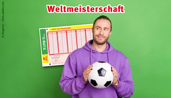 Lachender Mann mit Fu&szlig;ball sowie Spielschein vom TOTO 13er Ergebnistipp