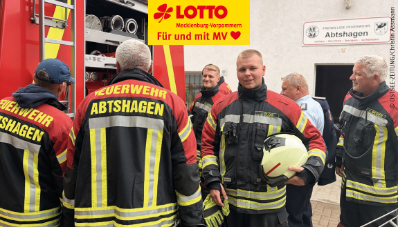 Einsatzkr&auml;fte von der Freiwilligen Feuerwehr Abtshagen vor Einsatzfahrzeug