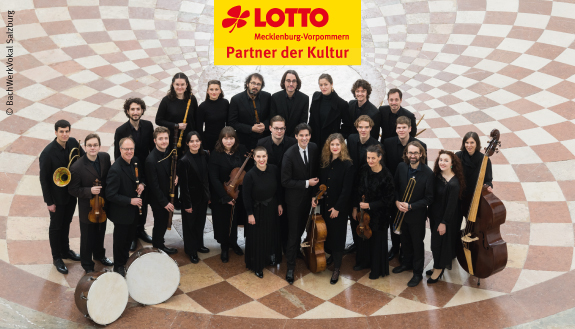 Das BachWerkVokal Salzburg aufgestellt mit Instrumenten und in schwarzer Kleidung.