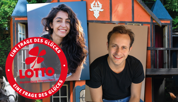 M&uuml;ritz-Saga: Portraits von zwei lachenden Schauspielenden vor Kulisse der Veranstaltung.