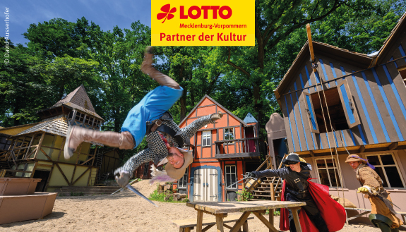 M&uuml;ritz-Saga: Zwei kost&uuml;mierte M&auml;nner fechten, einer springt Salto.