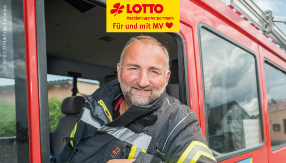 Einsatzkraft von der Freiwilligen Feuerwehr Kritzmow im Einsatzfahrzeug