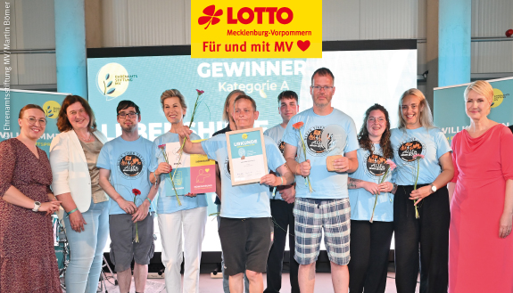 Ehrenamtspreis MV - Gewinner und Gewinnerinnen mit Blumen und Urkunden