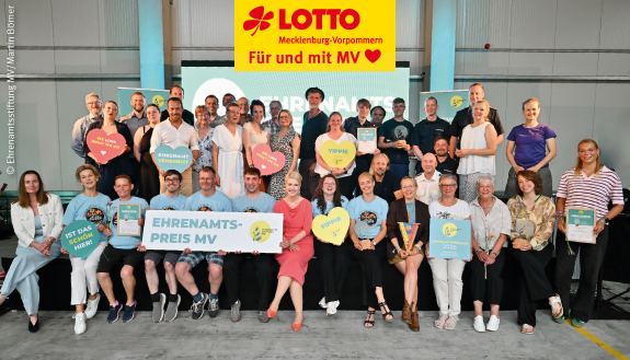 Ehrenamtspreis MV - Gewinner und Gewinnerinnen mit Urkunden und Herzschildern