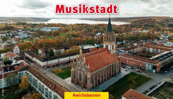 Backsteinkirche im Zentrum von Neubrandenburg aus der Vogelperspektive