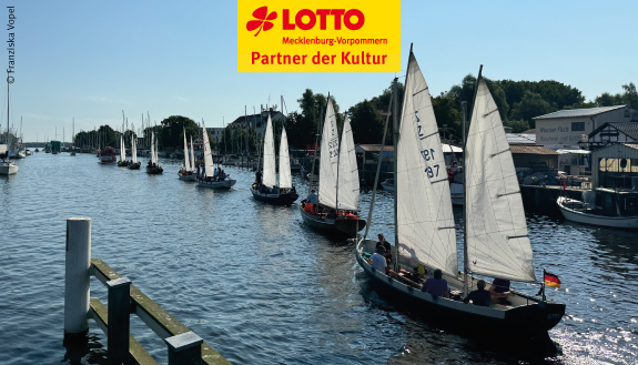 Zahlreiche Segelschiffe auf dem Wasser