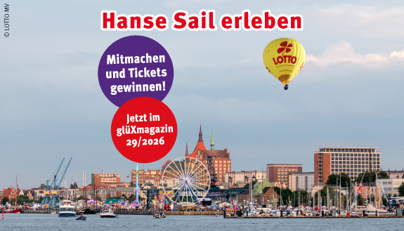 Blick auf Rostocker Stadthafen mit Fahrgesch&auml;ften und LOTTO-Ballon