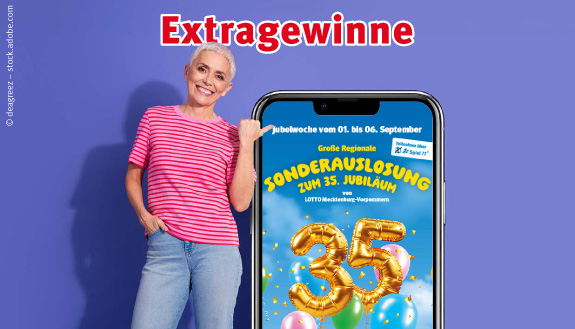 Lachende Frau neben &uuml;bergro&szlig;em Smartphone mit Vorschau einer Sonderauslosung