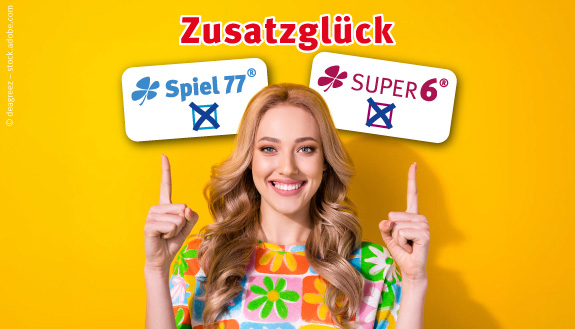 Lachende Frau im blumigen T-Shirt zeigt auf Spiel 77 und SUPER 6 Buttons