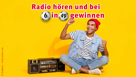 Jubelnder Mann sitzt im Schneidersitz neben einem Retro-Radio
