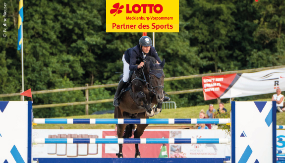 Pferd und Reiter beim Sprung &uuml;ber ein Hindernis