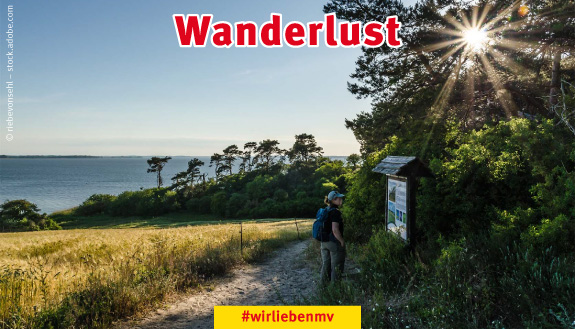 Wanderin und Blick aufs Meer am Loddiner H&ouml;ft auf Usedom 