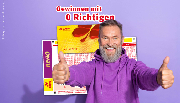 Lachender Mann mit Kundenkarte und KENO-Spielscheinen