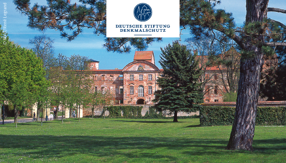 Kloster- und Schlossanlage umgeben von zahlreichen B&auml;umen