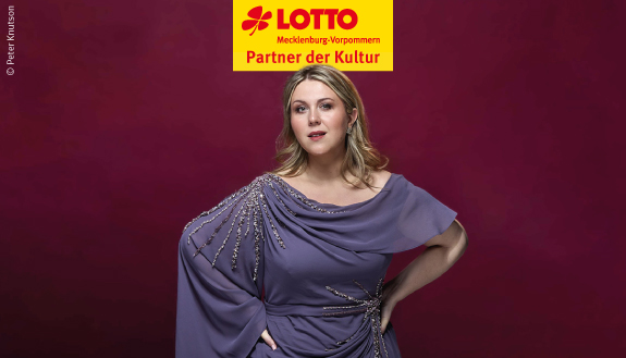 Portrait einer Frau mit blondem Haar in lilafarbenen Abendkleid