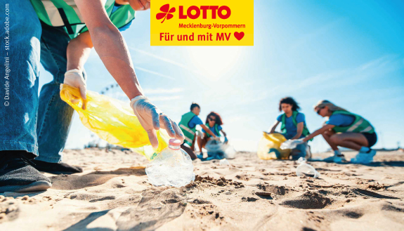 F&uuml;nf Personen sammeln M&uuml;ll am Strand