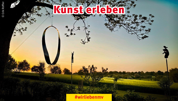 Blick in Landartpark mit Kunstinstallationen