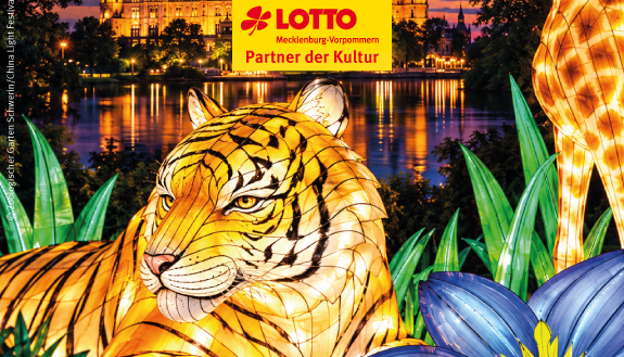 Lichtinstallation vom Tiger sowie Pflanzen