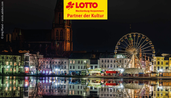 Blick auf Skyline Schwerin mit Riesenrad bei Nacht