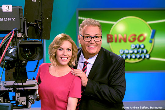 Moderatorin Jule Gölsdorf und Moderator Michael Thürnau am Set des BINGO!-Studios