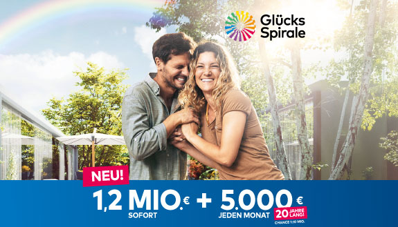 Glückliches Pärchen steht im Garten, im Hintergrund strahlt ein Regenbogen sowie GlücksSpirale-Logo und Text - Neu! 1,2 Mio. € sofort + 5.000 € jeden Monat 20 Jahre lang! Chance 1:10 Mio.