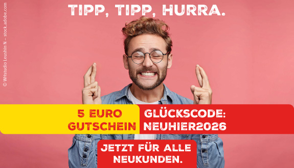 Tipp, Tipp, Hurra: Jubelnder Mann sowie im Hintergrund vom 5 Euro-Neukundengutschein von LOTTO Mecklenburg-Vorpommern.