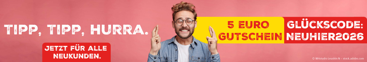 Tipp, Tipp, Hurra: Jubelnder Mann sowie im Hintergrund vom 5 Euro-Neukundengutschein von LOTTO Mecklenburg-Vorpommern.