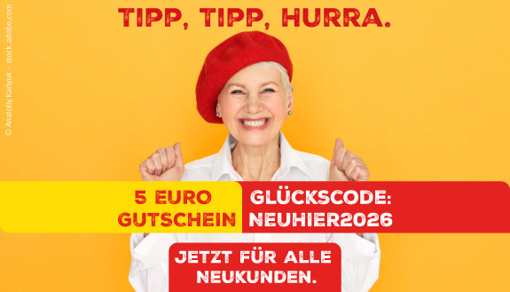 Tipp, Tipp, Hurra: Jubelnder Mann sowie im Hintergrund vom 5 Euro-Neukundengutschein von LOTTO Mecklenburg-Vorpommern.