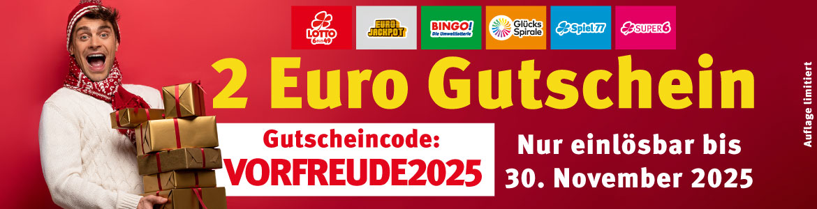 Lachender Mann mit Weihnachtsgeschenken und Gutscheininformationen 