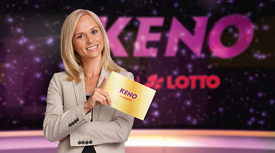Moderatorin Annett Fleischer mit Moderationskarte in der Hand am Set des KENO-Studios