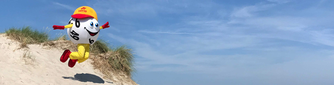 LOTTO MV Maskottchen Lotti h&uuml;pft in den D&uuml;nen