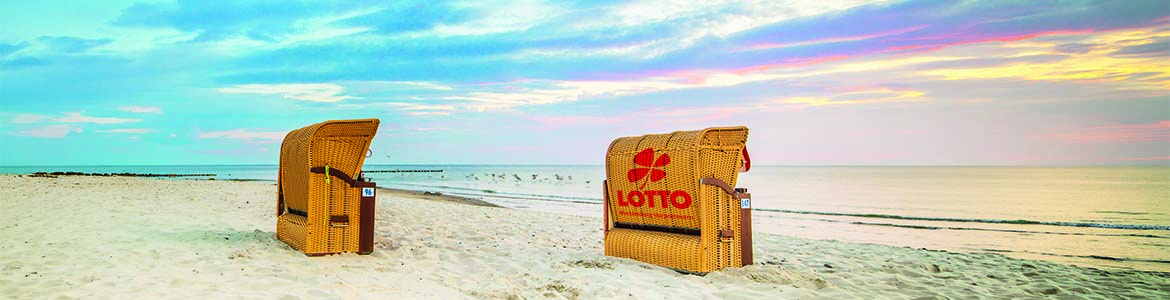 LOTTO MV-Strandkorb am abendlichen Ostseestrand