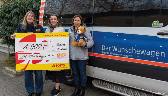 &Uuml;bergabe des Spendenschecks vor dem ASB W&uuml;nschewagen 