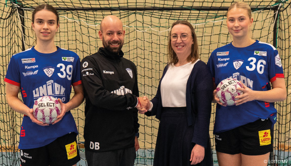 Gruppenbild mit Rostocker HC-Spielerinnen, Trainer und LOTTO MV-Gesch&auml;ftsf&uuml;hrerin